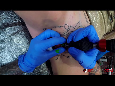 ❤️ Extremadamente tatuado hottie Sully Savage consiguió un tatuaje en su clítoris ❤ Video de porno en es.sexindrag.ru ❌️❤️❤️❤️❤️❤️❤️❤️